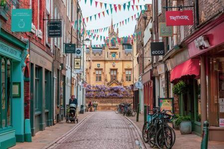 City Center,2 Bedroom Apartment With Parking Cambridge  Bagian luar foto