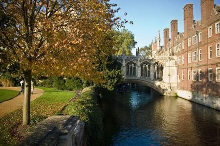 City Center,2 Bedroom Apartment With Parking Cambridge  Bagian luar foto